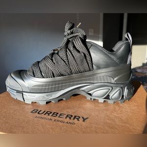 BURBERRY LOW TOP SNEAKERS ON RUBBER SOLE.